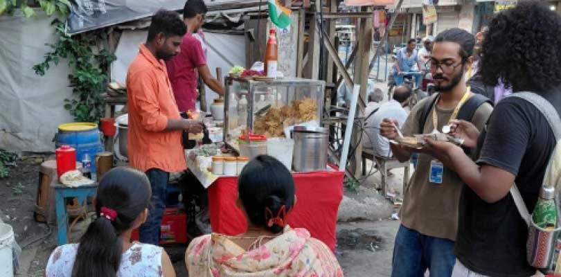 বিধায়কের আশ্বাসে ফের ফুটপাতে বসলেন হকাররা