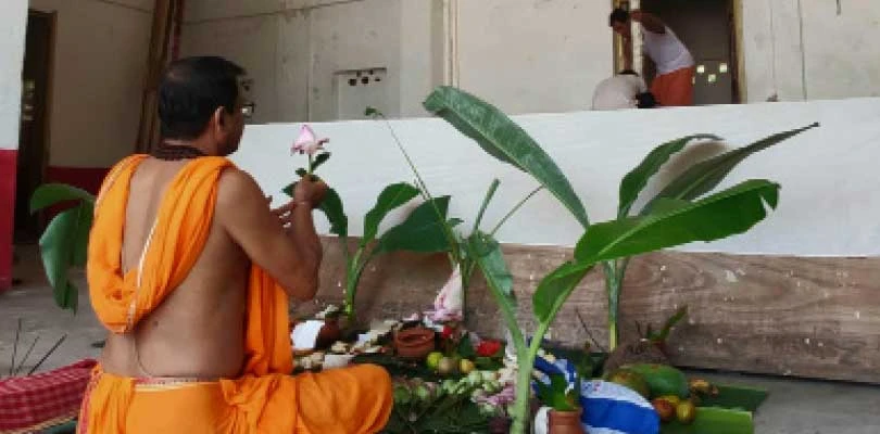 বড়োদেবী মন্দিরে ময়নাকাঠের পুজো  ৩ দিন পর শুরু মূর্তি তৈরির কাজ