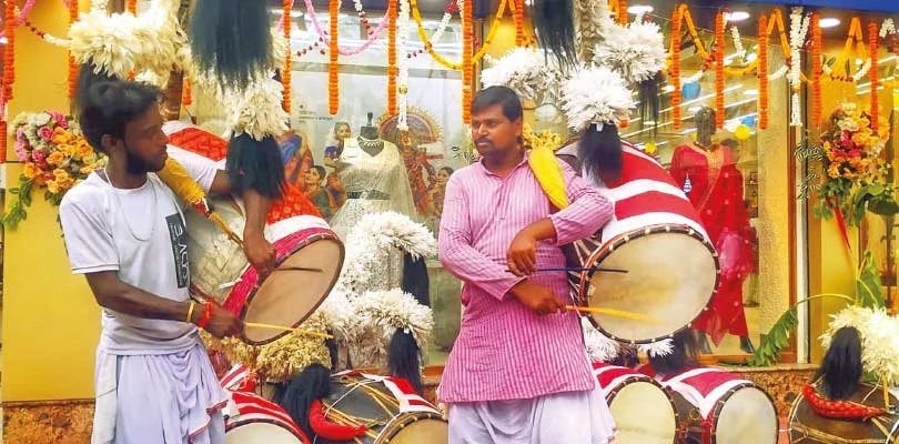 ঢাক সাজিয়ে ভিনরাজ্যে পাড়ি দেওয়ার জন্য প্রস্তুতিতে মগ্ন বোলপুরের সিয়ানের ঢাকিরা