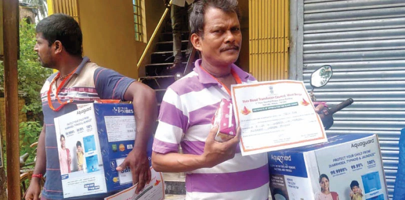 সরকারি নির্দেশ অমান্য করে বিজেপির রক্তদান শিবিরে পুরস্কার বিতরণ, ‘উৎসাহ দিতেই উপহার’, সাফাই নেতাদের