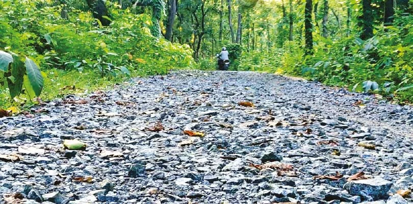 গঙ্গাজলঘাটিতে পথশ্রী প্রকল্পের রাস্তার কাজ শেষ না করেই বেপাত্তা ঠিকাদার
