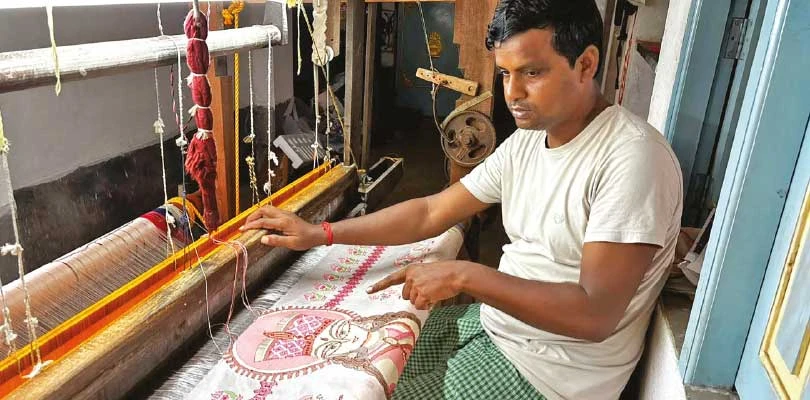 মালবেরি সিল্কে হস্তচালিত তাঁতে ফুটে উঠছে সিংহবাহিনী দেবী দুর্গার অবয়ব