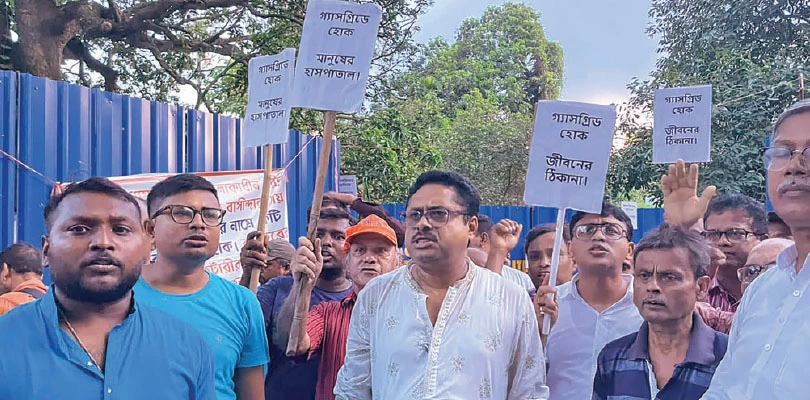 নিশ্চিন্দায় তৃণমূলের জমানায় জলের দরে ১৮৩ কাঠা বিক্রি!  হাসপাতালের দাবিতে মিছিল এলাকাবাসীর