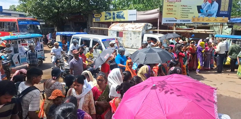 যোগ্য হলেও পাচ্ছেন না অন্নপূর্ণার টাকা, রাজ্যের বিভিন্ন স্থানে মহিলাদের বিক্ষোভ, পথ অবরোধ