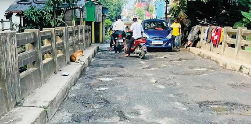 ১২ নম্বর ওয়ার্ডের পাশে সড়ক সেতুর  রাস্তা ভেঙে চৌচির, মেরামতের নিদান