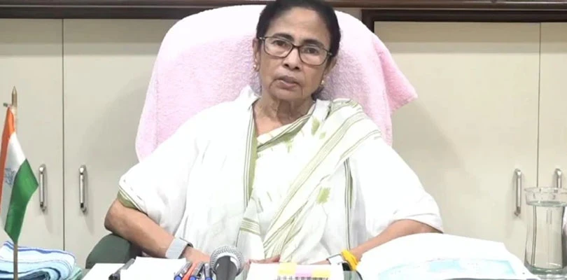 তিনটি অ্যাকাউন্ট ব্যবহারে ছাড়পত্র মমতার তৃণমূলকে