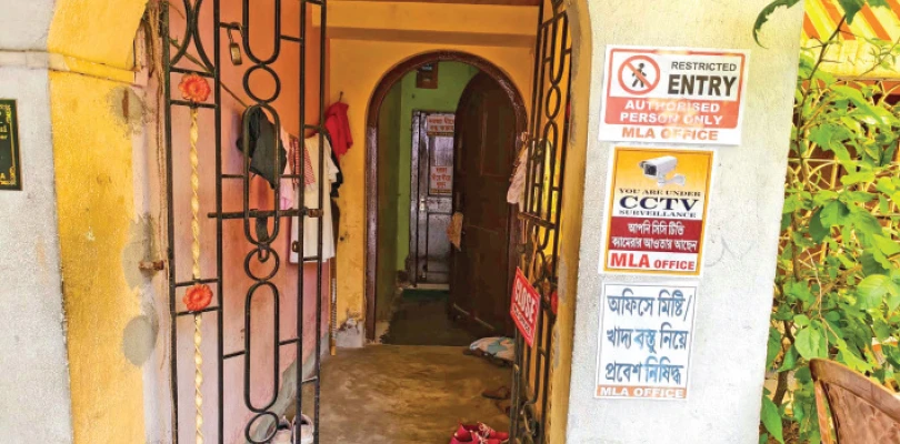 মিষ্টি-খাদ্যবস্তু নিয়ে প্রবেশ নিষেধ! উপঢৌকন সংস্কৃতি বদলাতে পোস্টার বিধায়কের কার্যালয়ে