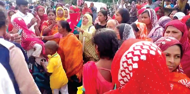 রাস্তায় গাছের গুঁড়ি ফেলে অবরোধ, মেলেনি টাকা, ‘অন্নপূর্ণা’ বিক্ষোভ উদয়নারায়ণপুরে