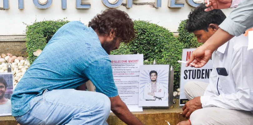 ছাত্র-মৃত্যুতে বিবৃতির জন্য ক্ষমাপ্রার্থী আইআইটি বম্বে, সরনো হল অভিযুক্ত অধ্যাপককে