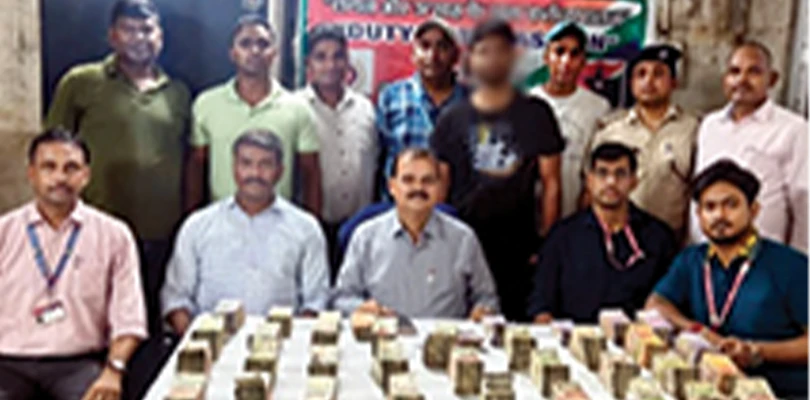 ৯১ লক্ষ টাকা উদ্ধার, হাওড়া স্টেশন থেকে ধৃত দুই যুবক
