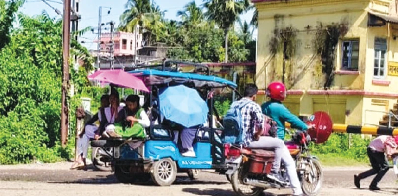 মানকরে অতিরিক্ত যাত্রী নিয়ে চলছে টোটো দুর্ঘটনার আশঙ্কা, ব্যবস্থার দাবি স্থানীয়দের