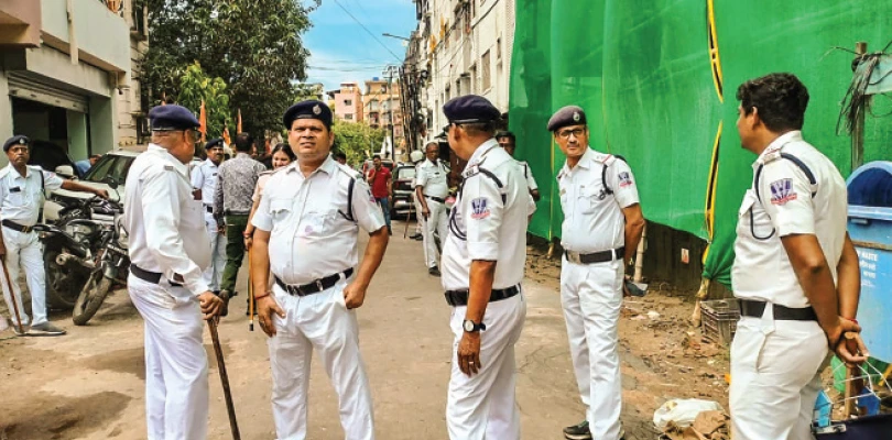 বাঁধাঘাটে গঙ্গার ধারে সরকারি জমি দখলের অভিযোগ, প্রাক্তন বিধায়কের বেআইনি পার্টি অফিস গুঁড়িয়ে দিল হাওড়া পুরসভার বুলডোজার