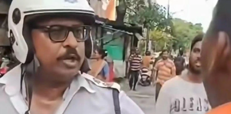 অপেক্ষারত ডেলিভারি বয়দের বাইকে পরপর কেস, সার্জেন্টকে ঘিরে বিক্ষোভ, এটিএমের বাইরেও দেদার জরিমানার অভিযোগ