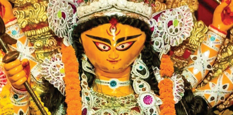 বিসর্জন ফেরত শোভাযাত্রায় সমবেত কণ্ঠে গাওয়া হয় ‘বঙ্গ আমার জননী’, হাটখোলা দত্তবাড়ির দুর্গাপুজো