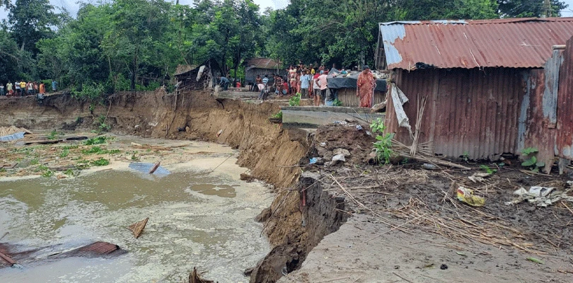 ভয়াবহ গঙ্গা ভাঙনের গ্রাসে ১২-১৪টি ঘর, চাঞ্চল্য