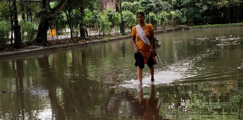 জল থইথই রবীন্দ্র সরোবর চত্বর এলাকায়