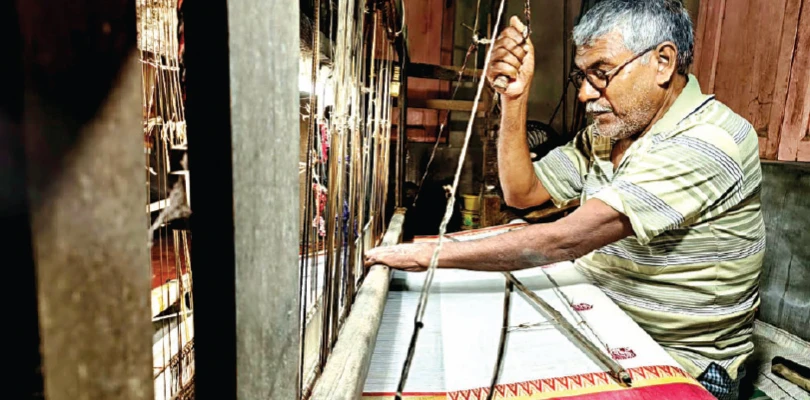 নামমাত্র আয়-বন্ধ ভাতাও, বিপাকে তাঁতিরা
