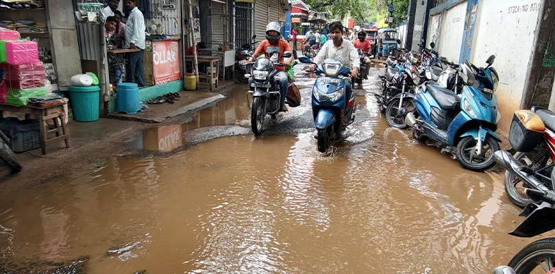 টানা বৃষ্টিতে সিউড়ি শহরের রাস্তার বেহাল দশা, যাতায়াতে ভোগান্তিতে তিতিবিরক্ত বাসিন্দারা