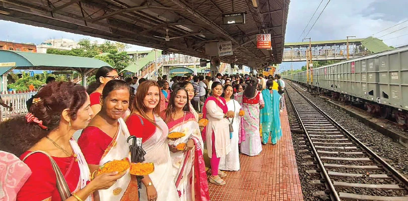 ‘মা তারা এক্সপ্রেস’কে বরণ বারাকপুর স্টেশনে
