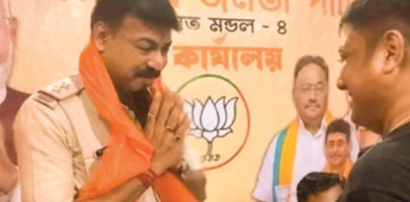 বিজেপির মঞ্চে গেরুয়া উত্তরীয় পরে উর্দিধারী!  বামনগাছিতে প্রশ্নে পুলিশের নিরপেক্ষতা