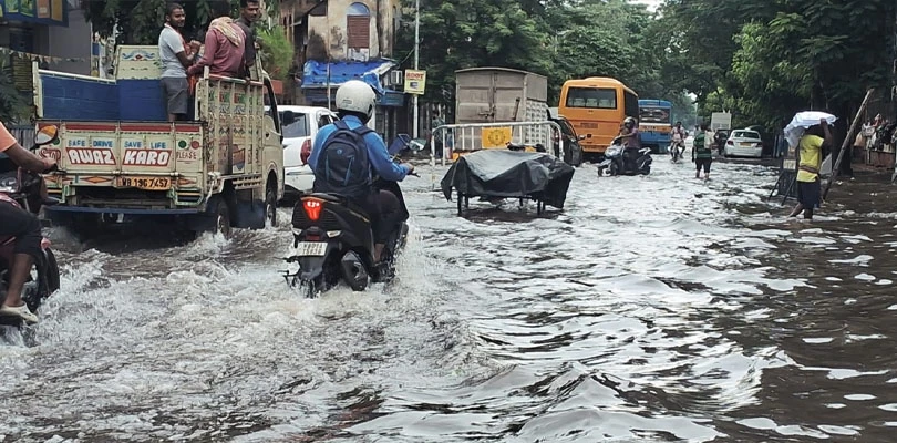 প্রবল বৃষ্টিতে জলমগ্ন রাজা রামমোহন সরণি