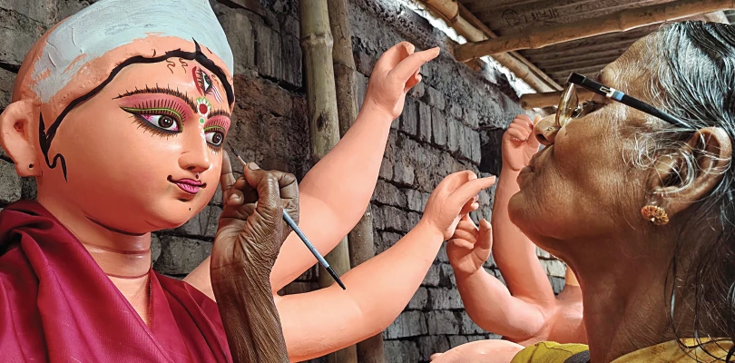 ৭২ বছরেও অক্লান্ত মৃৎশিল্পী গীতা পাল, তাঁর তৈরি প্রতিমার কদর সর্বত্র
