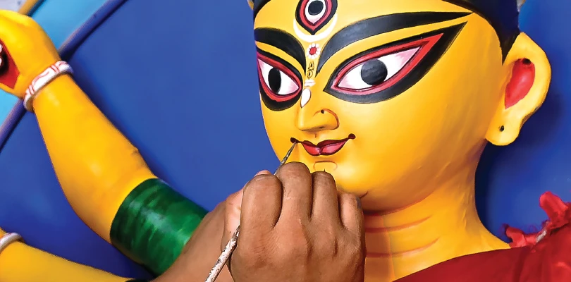 ডোমজুড়ের মৃৎশিল্পীর হাতেই গড়া হচ্ছে রাজভবনের দুর্গা, চলছে চূড়ান্ত প্রস্তুতি