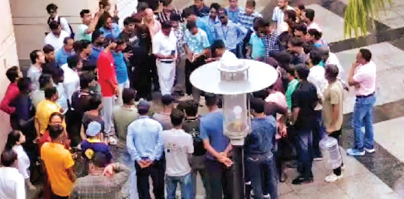 নিউটাউনের শপিংমলে ২ ইঞ্জিনিয়ারিং ছাত্রকে ছুরির কোপ সহপাঠীর, চাঞ্চল্য