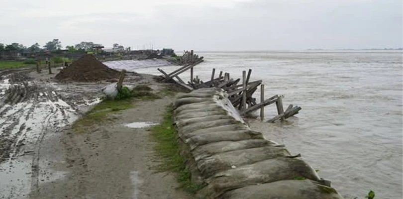 ভরা কোটাল ও নিম্নচাপের জেরে নামখানা-সাগরে ক্ষতিগ্রস্ত বাঁধ