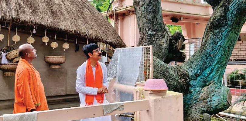 কামারপুকুরে শ্রীরামকৃষ্ণের রোপণ করা আমগাছ বাঁচাতে লড়াই মন্ত্রী কল্যাণের