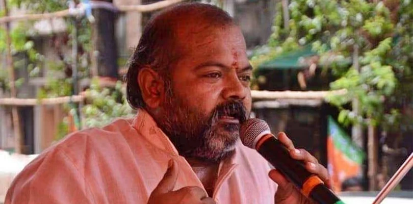 ‘বললি যে গুলি করব, কোথায় আছিস’! অভিযুক্তের বাড়ি গিয়ে চ্যালেঞ্জ বিধায়কের, নারায়ণপুরে বিতর্ক