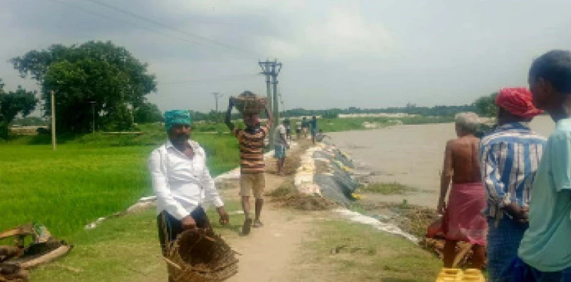 চিৎনানে বাঁধ ভাঙার শঙ্কা, মাটি ফেলে রক্ষার চেষ্টা