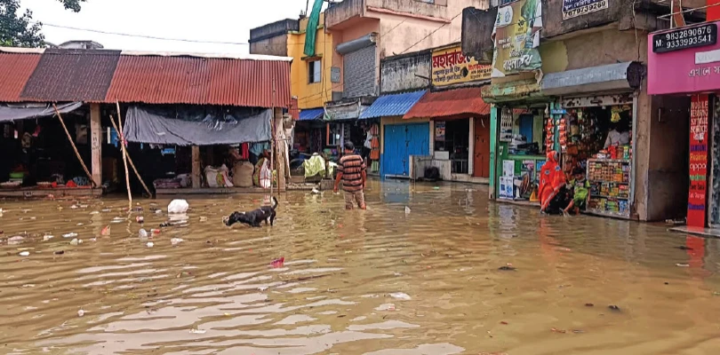 অতি বৃষ্টি ও ডিভিসির ছাড়া জলে প্লাবিত বিভিন্ন এলাকা