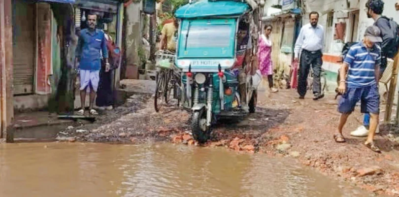 মল্লিকপুর পঞ্চায়েত ও পুলিশ ক্যাম্পের সামনে রাস্তা মরণফাঁদ, কালভার্টও ভাঙা, রোজই ঘটছে দুর্ঘটনা