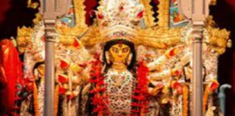 দুর্গার পাশে জয়া‑বিজয়া আর ৬৪ দেবদেবী, নৈবেদ্য সাজে ৭৯টি