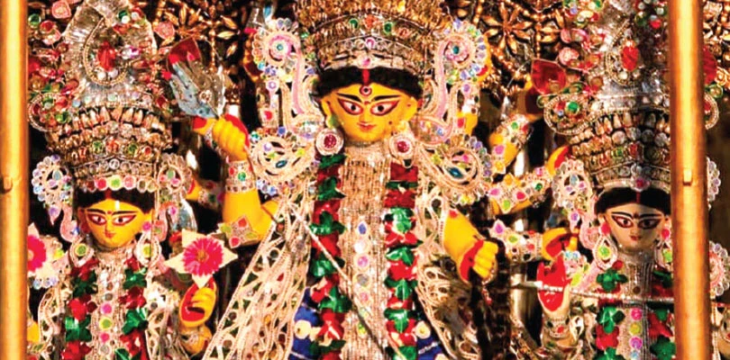রীতি মেনে সন্ধিপুজোয় ১০৮ নীলকণ্ঠ, কুমারীপুজোয় আচার ও বড়ির নৈবেদ্য, দর্জিপাড়ার মিত্রবাড়িতে দুর্গা-বন্দনা