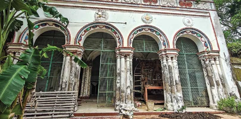 ২৯৪ বছরে পা ঘোষবাড়ির পুজোর, মা দুর্গার ভোগে দেওয়া হয় কাঁচা মাছ, রামকৃষ্ণ-সারদা মা-বিবেকানন্দের পদধূলিতে ধন্য আঁটপুর