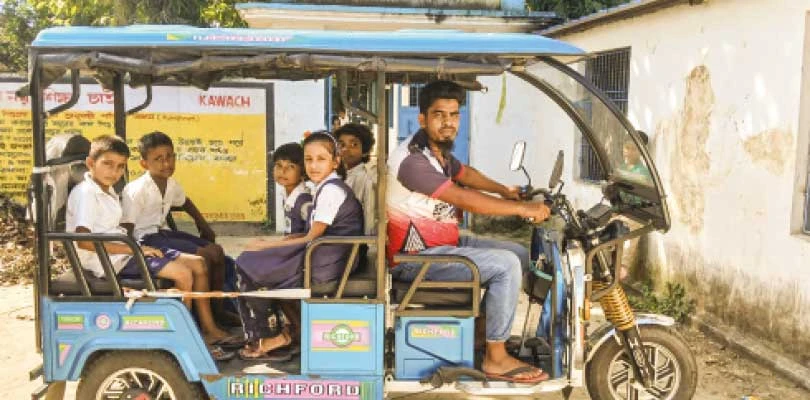 বয়স্ক ও পড়ুয়াদের ভাড়া নেন না টোটো চালক সেলিম শেখ