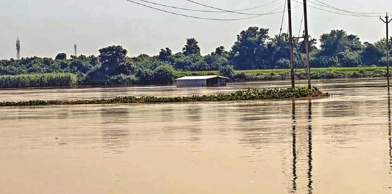 ময়ূরাক্ষীতে হঠাৎ জলস্তর বৃদ্ধি, তীব্র স্রোতে নৌকা চলাচল বন্ধ, ঘুরপথে যাতায়াত করছেন বড়ঞার এলাকাবাসীরা