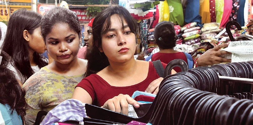 বৃষ্টি শেষে রোদ ঝলমল, পুজোর বাজারে জমজমাট ভিড়