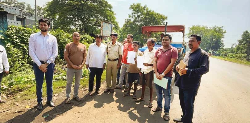 নিতুড়িয়ায় আবাস উপভোক্তাদের ১২০০ টাকায় এক ট্রাক্টর বালি দেওয়া শুরু হল