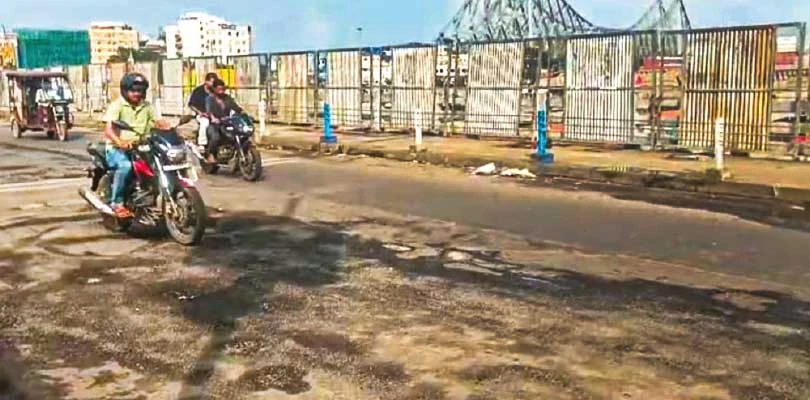 খানা-খন্দে ভরা বঙ্কিম সেতু যেন মরণফাঁদ,  প্রতি পদে দুর্ঘটনার আশঙ্কায় বাইকচালকরা