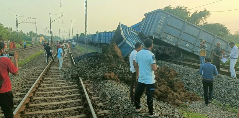 রেল দুর্ঘটনা! খড়্গপুরের দিকে যাওয়ার পথেই লাইনচ্যুত মালগাড়ির ৪টি বগি