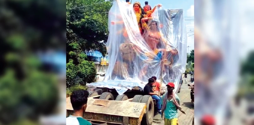 ট্রেলারে চেপে হাওড়ায় ‘রাজরানি’, রাস্তার দু’ধারে উৎসাহী মানুষের ভিড়
