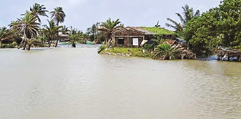 নোনা জলে প্লাবিত গোবর্ধনপুর, নিরাপদ স্থানে সরলেন বাসিন্দারা