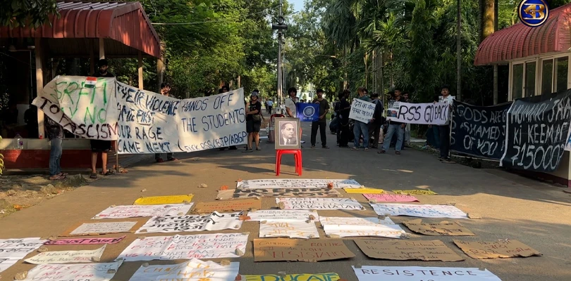 তাণ্ডবের পরে সোমবার এসআরএফটিআই-তে ‘মৌন’ প্রতিবাদে পড়ুয়ারা