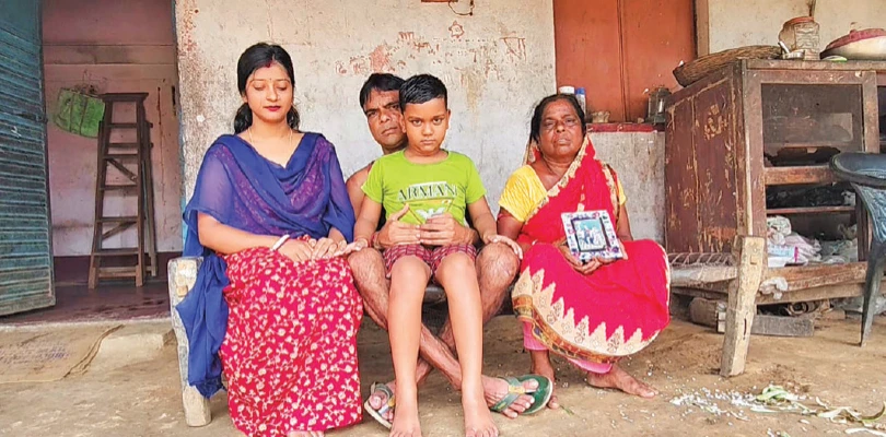 ১৬ বছর নিখোঁজ ঠিকাদার স্বামী, প্রশাসনের দরজায় কড়া নাড়ছেন বাঁশপাহাড়ীর গৃহবধূ