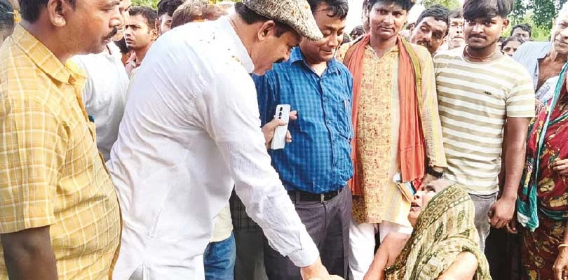 পাথরপ্রতিমায় ভাঙা সেতু পরিদর্শনে সুন্দরবন উন্নয়ন মন্ত্রী
