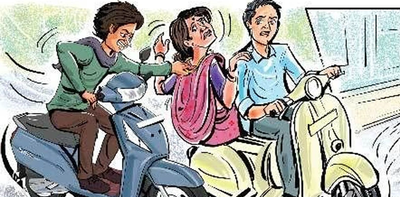 চলন্ত বাইকে থাকা গৃহবধূর হার ছিনতাই! অভিযুক্তদের গ্রেপ্তারির দাবিতে সরব দম্পতি