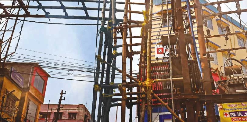 ট্রান্সফরমারের সঙ্গে বাঁধা হয়েছে পুজোর গেট,  জানেই না বারুইপুরের পুলিশ ও বিদ্যুৎ বিভাগ